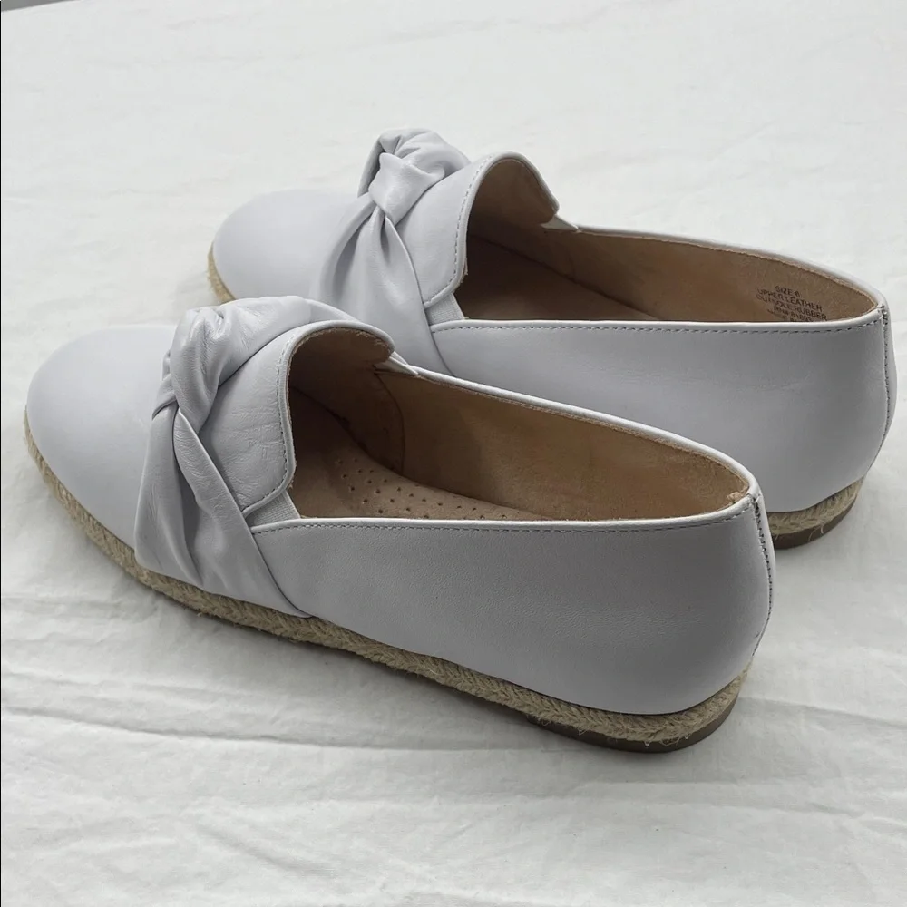 NEW! Isaac Mizrahi White Leather Espadrille Loafers with Bow. 6.